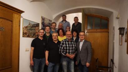 Bild: kaz
Bürgermeister Werner Nickl (rechts) gratulierte Joachim Krauß (links) zur Wahl zum Vorsitzenden und dankte Georg Besold (Zweiter von links) für acht erfolgreiche Vorstandsjahre.