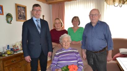 Bild: gi
Ella und Adolf Graf feierten Diamantene Hochzeit im Kreise ihrer Familie. Dazu gratulierten ihre Töchter Antonia und Christine (von links) sowie Bürgermeister Hermann Ach.