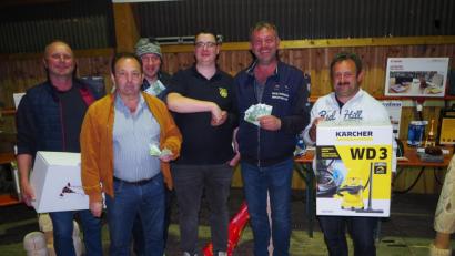 Bild: wmi
Spielleiter und 2.Vorsitzender Marcel Schmid gratulierte den Sieger Daniel Schuster zum Gewinn des ersten Preises und 500 Euro. Hermann Lettner, Reinhold Müller, Daniel Kauper und Markus Reifenberger (von li.) folgten ihm auf den Plätzen.