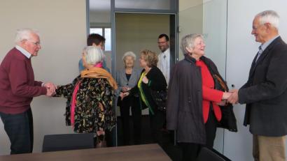 Bild: Hirsch
Wiedersehen auf dem Sitzenhof. Hansjürgen Bayer (links) und Dankwart Horsch (rechts) begrüßten ehemalige Bewohner des Gutshofs, die an die Stätte ihrer Kindheit zurückkehrten.