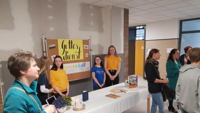 Bild: hir
Vor einem interessierten Publikum aus Eltern, Schülern und Lehrern präsentierten die Schüler der 9. Klassen der Naabtal-Realschule ihre Projekte rund um das 60. Schuljubiläum.