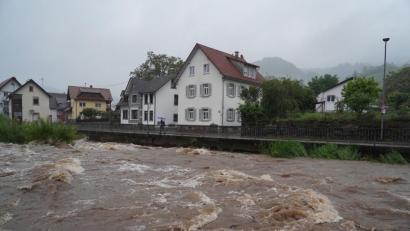 Bild: Benedikt Spether
Der Pegel der Acher in Kappelrodeck in Baden-Württemberg ist nach starken Regenfällen stark angestiegen.