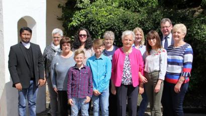 Bild: boj
Berta Urban (vorne, Mitte) feierte mit drei ihrer fünf Urenkel, Tochter Gisela (rechts) und der Seniorenbeauftragten der Gemeinde Rita Reiter (links) Geburtstag Zu den weiteren Gratulanten zählten (hinten, von links) Kaplan William Akkala, Siglinde Glaser und Anna Meier (Gartenbauverein), Renate Pflug (Krankenpflegeverein), Enkelin Christiane und sowie Bürgermeister Martin Prey.