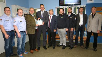 Bild: Hirsch
Andreas Simon, Martin Liebl, OB Andreas Feller, Staatssekretär Stephan Mayer, MdB Karl Holmeier, Alexander Würsching, Matthias Karl, Harald Wärtel und Reinhard Wiesend (von links) nahmen am Gespräch in der THW-Unterkunft teil.