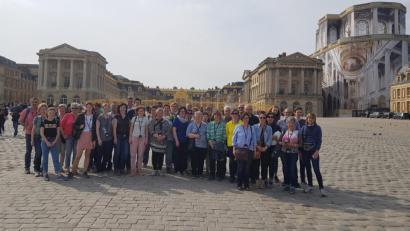 Bild: exb
44 Teilnehmer der vhs-Reise vor dem Schloss Versailles.
