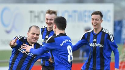 Bild: A. Schwarzmeier
Einmal gejubelt, und schon wieder weg: Ismail Morina (links).