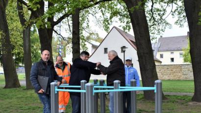 Bild: rgr
Bürgermeister Edgar Knobloch und Josef Neubauer (Mitte, von links) eröffnen offiziell den Senioren-Sportpark. Bei der Einweihung sind auch (von links) Oliver Fehr, Alexander Eismann und Karl-Heinz Wächter (rechts).