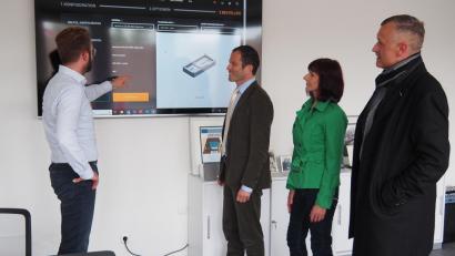 Bild: Bühner
BAM-Geschäftsführer Marco Bauer (links) erklärt Bundestagsabgeordnetem Albert Rupprecht sowie Heike und Hans-Jürgen Gmeinerdas von seinem Unternehmen entwickelte Bauteil-Konfigurationssystem.