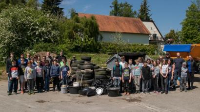 Bild: jzk
„Nicht über den Umweltschutz große Reden schwingen, sondern bei der "Ramadama"-Aktion kräftig mit anpacken“ lautete die Devise von Junger Union und mehreren Firmlingen.