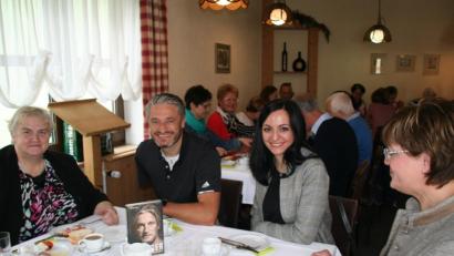 Bild: fpoz
In lockerer Atmosphäre berichtet Gerd Schönfelder aus seinem Leben, in dem auch der Glaube eine große Rolle spielt. Mit im Bild (von links) Angela Burger, die Waldershofer CSU-Bürgermeisterkandidatin Margit Bayer und Christine Weidmann.