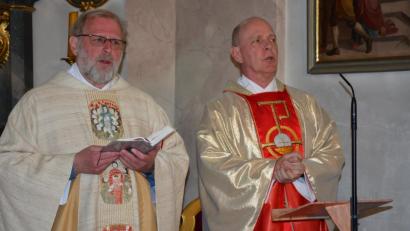Bild: jr
Der Würzburger Domvikar Paul Weismantel (rechts) und Pfarrseelsorger Pater Benedikt Leitmayr standen beim Resl-Gebetstag am Altar.