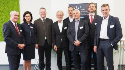 Bild: Bühner
Geschäftsleitung der Samhammer AG und des Technologischen Instituts für künstliche Intelligenz feiern Geburtstag mit Norbert Samhammer (Vierter von links), Staatsekretär Roland Weigert (Dritter von links) und Oberbürgermeister Kurt Seggewiß (Erster von links).