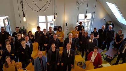 Bild: jss
Das Team der Marketingagentur „C3“ mit Gründer Christian Reisnecker (vorne, Zweiter von links) zeigte den Gästen bei der Einweihung den neuen Anbau. Besonders die großen Fenster und die offenen Räume gefielen.