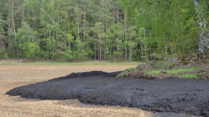 Bild: dob
Die dunkle Masse wirkt wie erkaltete Lava. Sie war rund um eine Baumgruppe in einem Waldgebiet im östlichen Teil des Landkreises aufgebracht worden.