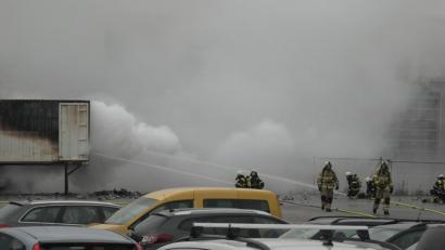Bild: Alexander Auer
In Obertraubling brannte ein Gefahrgut-Container.