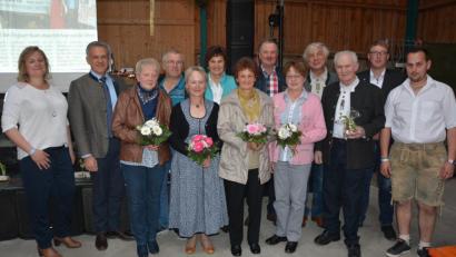 Bild: jr
Diese Gründungsmitglieder ehrte der Ring junger Landwirte beim Ehrenabend am Samstag in der Festhalle der Familie Eckert. Den Jubilaren gratulierten (von links) Vorsitzende Felicitas Gleißner und Bürgermeister Roland Grillmeier, sowie Vorsitzender Andreas Häring (rechts).
