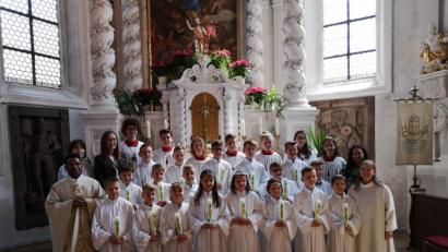 Bild: hir
18 Kinder aus der Pfarrei feierten Erstkommunion. Unser Bild zeigt sie zusammen mit Pfarrer P. Georg Parampilthadathil (links), den Gemeindereferentinnen Reinhilde Bodensteiner (Zweite von links) und Antonia Preßl (rechts), den Klassenlehrerinnen Yvonne Meier (Zweite von rechts) und Lena Seitz (Dritte von links) sowie dem liturgischen Dienst (hintere Reihe).