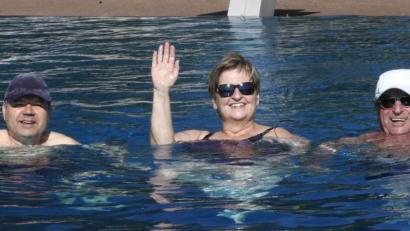 Bild: Hirsch
Pünktlich zur Eröffnung stiegen die ersten Badegäste ins Schwimmbecken des Wackersdorfer Panoramabades.