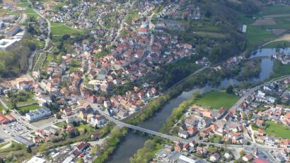 Bild: Völkl
Das Genehmigungsverfahren für eine Innerortsumgehung zur Beseitigung des schienengleichen Bahnübergangs, die auch den Bau einer neuen Naabbrücke vorsieht, wird auch in diesem Jahr noch nicht abgeschlossen. Die Realisierung des Projekts bleibt in der Warteschleife.
