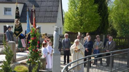 Bild: dob
Pfarrer Gerhard Schmidt segnete die Nepomuk-Statue an der Brücke zur Luhe. Es ist der erste Brückenheilige auf dem Großgemeindegebiet.