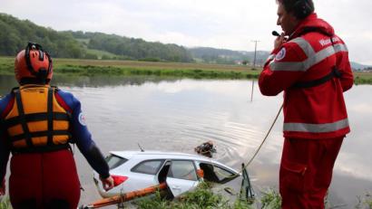 Bild: Thomas Dobler
Mit Seilen wurde der weiße Kia fixiert, damit er nicht noch weiter die Naab hinabgetrieben wird. Die Stelle, an der das Auto in den Fluss fuhr, und die Stelle, an der der Fahrer gerettet wird (Bild), liegen 100 Meter auseinander. Ein Taucher sucht hier gerade die Umgebung des Wagens ab.