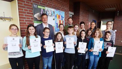 Bild: exb
Die Jungforscher, ihre Lehrkräfte und Schulleiter Christian Schwab freuten sich über das Prädikat.