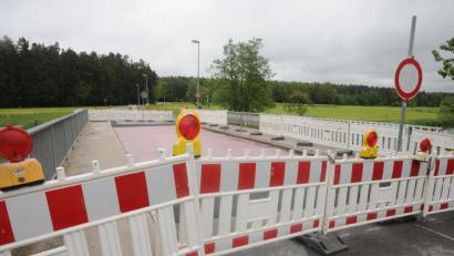 Bild: ge
Anfang Juni wird die Brücke samt höherem Geländer in der Industriestraße fertig sein, dann ist der direkte Weg nach Hahnbach wieder frei.