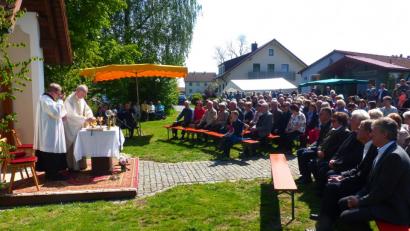 Bild: kod
Über 200 Besucher kamen zum Jubiläumsfest der Marienkapelle in Matzersreuth, die seit 30 Jahren der Mittelpunkt im Ort ist. Den Gottesdienst unter freiem Himmel zelebrierte Pater Helmut Stadermann.