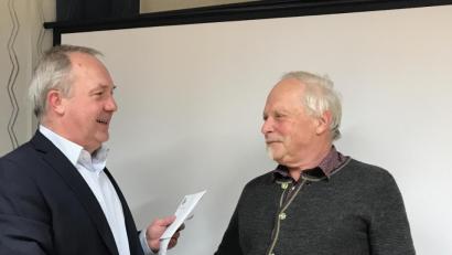 Bild: eig
Der SPD-Mann Karl-Heinz Buchberger (rechts) gehört seit 25 Jahren dem Gemeinderat an, Bürgermeister Gerhard Scharl würdigte das in der jüngsten Sitzung.