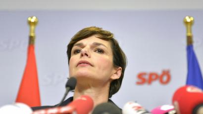 Bild: Herbert Neubauer/APA/dpa
Die Sozialdemokraten in Österreich verschärfen ihren Kurs, um Kanzler Sebastian Kurz (ÖVP) aus dem Amt zu drängen. SPÖ-Chefin Pamela Rendi-Wagner (Bild) schließt ein Misstrauensvotum ihrer Partei nicht aus.