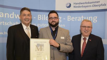 Bild: Fotostudio Kraus
Tim Trottman (Mitte) mit Handwerkskammer-Geschäftsführer Jürgen Kilger (rechts) und Präsident Georg Haber (links).