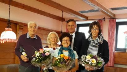 Bild: exb
Der Vorstand des Wirtschaftsschul-Fördervereins ist erneut gewählt (von links) Klaus Hundhammer (Zweiter Vorsitzender), Karin Schwarz (Vorsitzende), Marianne Rössler (Schatzmeisterin), Thomas Reitmeier (Schulleiter) und Ursula Soderer (Schriftführerin).