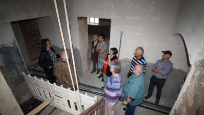 Bild: bjp
Vor dem einstigen "Klubraum" erklärte Bürgermeisterin Carmen Pepiuk (links) die künftige Raumnutzung im ersten Stock des einstigen "Memory", das ab November als stationäre Jugendbetreuungseinrichtung genutzt wird. Bild: bjp