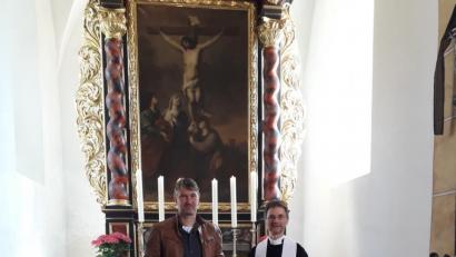 Bild: sei
Pfarrer Andreas Ruhs (rechts) führt Wolfgang Janner (links) als Mesner ins Amt eint.