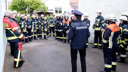Bild: tkr
Einweisung in die Abschlussübung durch Kommandant Andreas Brandstätter und die Lehrgangsausbilder. Das Anwesen "Baier" diente als Übungsobjekt und qualmte bereits aus allen Fenstern.