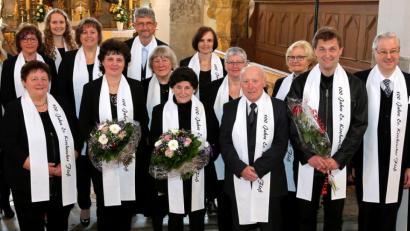 Bild: mef
Pfarrer Wilfried Römischer begrüßt mit Kantor Andreas Kunz Harald Schönberger im Chor. Wilhelm Lang wird verabschiedet und Blumen gibt es für Charlotte Wagner für 25 Jahre und für Christa Alberti (Zweite von links) für 45 Jahre Treue.