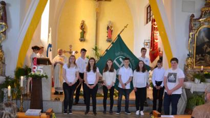 Bild: gi
Pfarrer Josef Most hielt den Festgottesdienst zum 35. Gründungsjubiläum der KLJB Tröbes in der Ortskirche St. Johannes und freute sich mit den Jugendlichen.