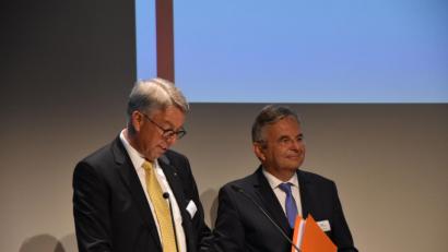 Bild: Alexander Pausch
Rolf-Michael Müller (links) übergab am Dienstag in Selb den Vorsitz im Verband der keramischen Industrie an Joachim Heym.