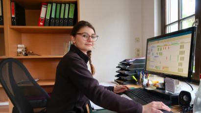 Bild: bsc
Die Lebensmittelingenieurin der Friedenfelser Betriebe und stellvertretende Braumeisterin der Schlossbrauerei, Marina Schicker, ist zurück an ihren Arbeitsplatz. Die Arbeit mit den edlen Gerstensäften macht ihr als „Bronzemedaillengewinnerin“ nach der Wahl zur Bayerischen Bierkönigin 2019 doppelt Spaß.