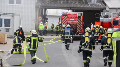 Bild: jma
Einsatzkräfte rücken zum Brandherd vor.