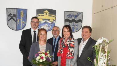 Bild: exb
An der politischen Spitze der Verwaltungsgemeinschaft Schwarzenfeld stehen mit den Bürgermeistern Prechtl, Rodde und Gradl (von links) drei Männer, die Arbeit der Verwaltung wird von zwei Frauen geleitet: Kathrin Schwarz (rechts) und ihre neue Stellvertreterin Lena Baumeister (mit Blumen). Schwarz ist seit Mai 2017 Geschäftsstellenleiterin der Verwaltungsgemeinschaft, Baumeister steht ihr seit Mai 2019 zur Seite.