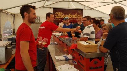 Bild: gi
Die Landbrauerei Scheuerer lud zum Biertesten ein und viele kamen. Brauerei-Juniorchef Uli Scheuerer (links) hieß alle willkommen.