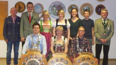 Bild: rst
Den neuen Regenten (vorne, von links), Schützenkönig Christian Schwarz, Liesl Ingrid Singer und Jugendkönig Andreas Schwarz. Ihnen gratulierten (hinten von links) Gauschützenmeister Heinrich Fraunholz, Gerhard Singer, Susanne Reinwald, Tanja Singer, Filiz Türksever, Luca Püschl und Schützenmeister Christian Schörner.