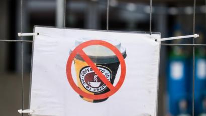 Bild: Andreas Arnold
Die gängigen Kaffeebecher zum Mitnehmen bestehen nicht komplett aus Pappe, sondern zu fünf Prozent aus Kunststoff und sind deswegen kaum recycelbar.