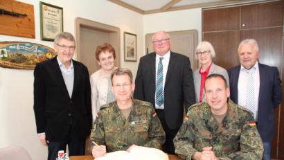 Bild: frd
Mit einer Widmung trug sich der neue Brigadekommandeur der Panzerbrigade 12 Oberpfalz, Oberst Björn Schulz, in Begleitung des stellvertretenden Bataillonskommandeurs,
Oberstleutnant Michael Zweers ins Goldene Buch der Stadt ein und dankte für den herzlichen Empfang durch (von links) Fraktionssprecher Josef Lohrer, Stadträtin Barbara Ruhland, Bürgermeister Heinz Weigl, zweite Bürgermeisterin Christa Zapf und dritten Bürgermeister Peter Forster. Bild: frd