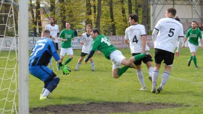 Bild: gb
Der ATSV Tirschenreuth (weiße Trikots), Szene aus der Partie gegen die SG Griesbach/Großkonreuth (2:1), kämpft als Zweiter der Kreisklasse Stiftland um den Aufstieg in die Kreisliga.