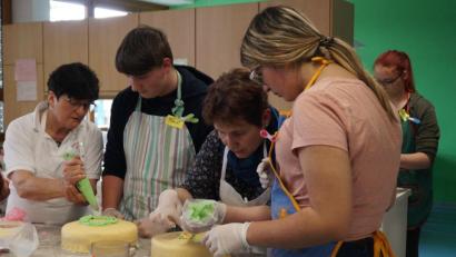Bild: weu
Wie sich verzierte Torten herstellen lassen, lernten die Jugendlichen der Mittelschule bei Fachfrau Maria Zapf (Mitte) und Lehrerin Gerlinde Lohrer (links).