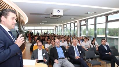 Bild: Thomas Dobler
Landrat Thomas Ebeling eröffnete die vierte Bildungskonferenz der Lernenden Region, die bei der Firma Arges in Wackersdorf über die Bühne ging. Ihr Titel lautete "Im Neuland zu Hause - Wie sieht die digitale Zukunft für unseren Landkreis aus?".