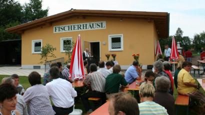 Archivbild: gz
Pfarrer Erwin Bauer segnete 2007 das fertiggestellte Fischerhäusl mit der Grill- und Räucherkammer.