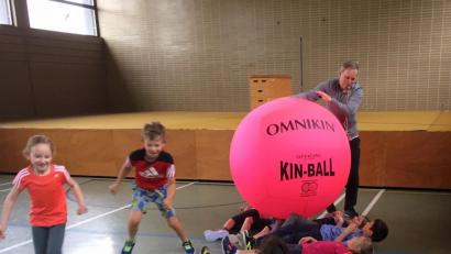 Bild: cro
Mit vollen Körpereinsatz und Eifer sind die Grundschüler dabei, als sie zum ersten mal Kin-Ball spielen. Der Spaß ist riesig.